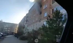 Пожар в Риддере: спасатели вытащили мужчину из объятой огнём квартиры