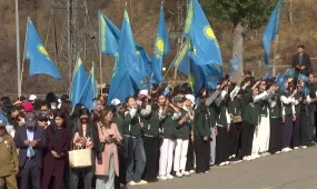 Государственный флаг подняли на 40-метровый флагшток в Алматы