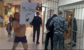 Полуголый мужчина бегал по торговому центру в Астане