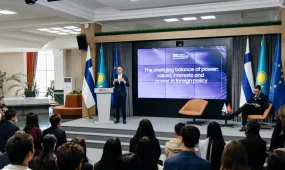 Президент Финляндии прочитал лекцию студентам в Астане