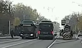 Автобус дважды проехал на красный и сбил женщину на остановке в Алматы