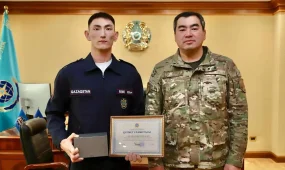 14-қабаттан секірмек болған қызды құтқарған құтқарушы марапатталды