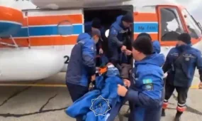 Драма в улытауской степи: пропавшего скотовода обнаружили и доставили в больницу на вертолете