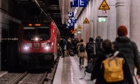 Британская полиция расследует массовое нападение в поезде: десять пострадавших, девять — в критическом состоянии