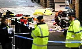 Англияда пойызда белгісіз біреу адамдарға пышақпен шабуылдап, 10 адам жарақат алды