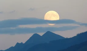 Казахстанцы увидят «Бобровую Луну» — самое крупное суперлуние 2025 года уже 5 ноября