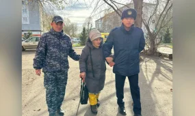 Петропавлда қатардағы полиция қызметкерлері адасып қалған әжейге көмектесті