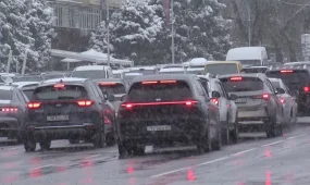 Сильный снегопад обрушился на Алматы