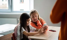 Оқушылар сабақ кезінде смартфон пайдаланса, ата-анасына айыппұл салынады