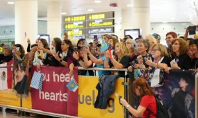 «Оле, оле-оле-оле, Димаш»-Барселонада Димашты шетелдік фанаттар зор қошеметпен қарсы алды