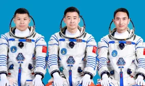 Китайские астронавты застряли на орбите после удара космического мусора