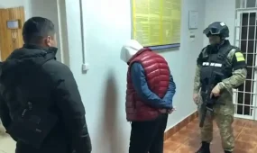 Шымкентте мемлекеттік қызметшіден 10 млн теңге бопсалады деген күдікпен блогер ұсталды