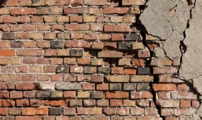 В Астане обрушилась облицовка девятиэтажного дома: есть пострадавшие