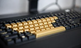 Китайская компания наградила сотрудников золотыми накладками на клавиатуру