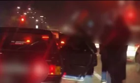 Танцы на проезжей части устроили семейчане (ВИДЕО)