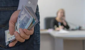Мұғалім алаяқтық жасап, 420 мың теңгені иемденген