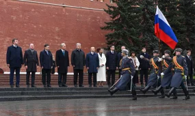 Мемлекет басшысы «Белгісіз жауынгер бейіті» ескерткіш мемориалына гүл шоғын қойды