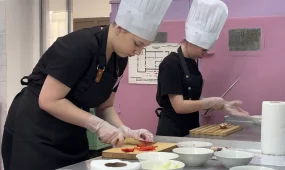 Риддерде «ҮЗДІК МАМАН – 2025» инклюзивті аспаздар байқауы өтті