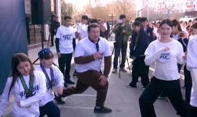 Более ста школьников провели утреннюю зарядку с чемпионами мира в Кызылорде