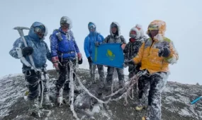 Тұңғыш рет қазақ азаматы Қазақстанның Туын әлемдегі ең биік 7 жанартауда желбіретті