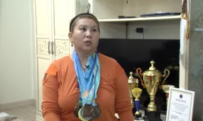 Невозможное возможно: 51-летняя незрячая астанчанка виртуозно стреляет из лука