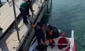 Женщина сорвалась с причала в море в Актау