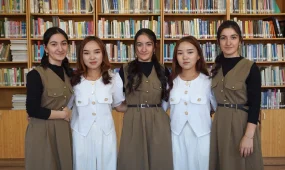 Тройняшки из Азербайджана и двойняшки из Кыргызстана изучают казахский язык в Туркестане