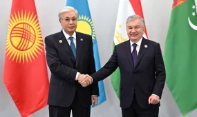 Қасым-Жомарт Тоқаев Орталық Азия мемлекеттері басшыларының VII консультативтік кездесуіне қатысу үшін Ташкенттегі Конгресс орталыққа келді