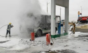 Автобус загорелся на АЗС в Атырауской области
