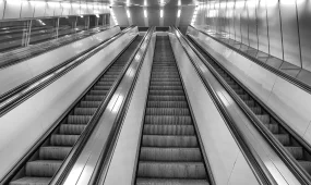 Суд взыскал с аэропорта Актау 2 млн тенге: травма двухлетней девочки признана следствием халатности инспектора