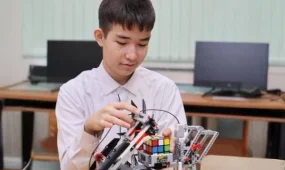 Астаналық оқушы бір минутта кубик рубик жинайтын ақылды робот жасап шығарды