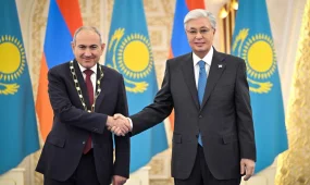 Президент Казахстана наградил Премьер-министра Армении орденом «Алтын Қыран»