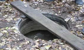 Орал қаласының қақ ортасында қақпағы жоқ люктер көбейген