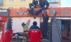 Спасатели МЧС эвакуировали мужчину с крыши магазина в Балхаше
