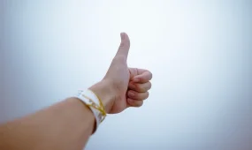 Медики развеяли миф о вреде хруста пальцев