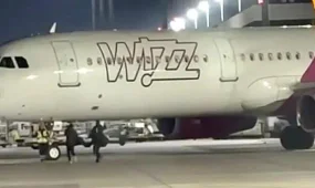 Опоздавшие пассажиры выбежали на взлетную полосу, пытаясь догнать самолет в Германии