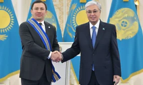 Мемлекет басшысы Геннадий Головкинді І дәрежелі «Барыс» орденімен марапаттады