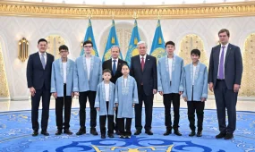 Мемлекет басшысы әлем біріншіліктерінде топ жарған жас шахматшылармен кездесті