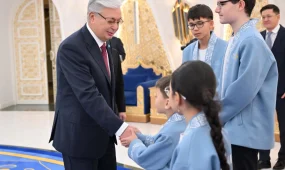 Глава государства поздравил юных гроссмейстеров с мировыми победами