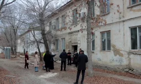 Атырау қаласының қақ ортасындағы екі қабатты үй тұрғындары үреймен өмір сүріп жатыр