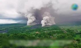 На фоне наводнений в Индонезии пробудился вулкан