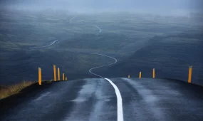 Көпірге ілініп қалған жүк көлігінің жүргізушісі құтқарылды