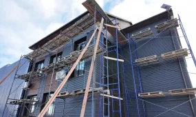 Қызылжарда интернет желілерін тартып жатқан екі жұмысшы биіктіктен құлады