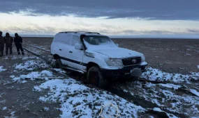 Авто увязло в грязи в 250 км от Кулсары — людей эвакуировали спасатели