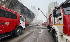 Железо нагрелось до красна: в Астане вспыхнуло кафе, огонь задел грузовик (ВИДЕО)