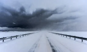 Непогода парализовала трассы: на двух республиканских дорогах ограничено движение