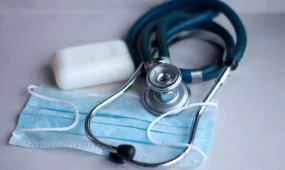 Минздрав готовит новые надбавки для медиков: кто может получить выплаты с 2026 года