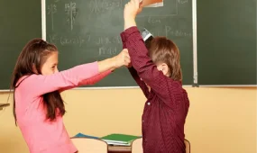 К травме позвоночника привел конфликт между двумя столичными школьниками