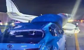 В США самолёт сел на шоссе и столкнулся с автомобилем