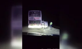 Патрульные полицейские Карагандинской области спасли пассажиров замерзшего автобуса